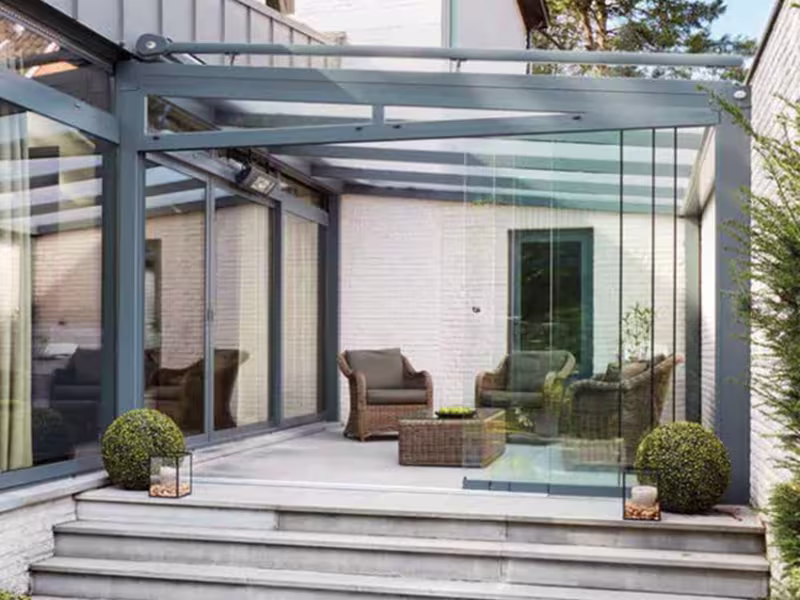 Panorama Terrassenüberdachung mit Terrassendachmarkise, Aufdachmarkise eingerollt