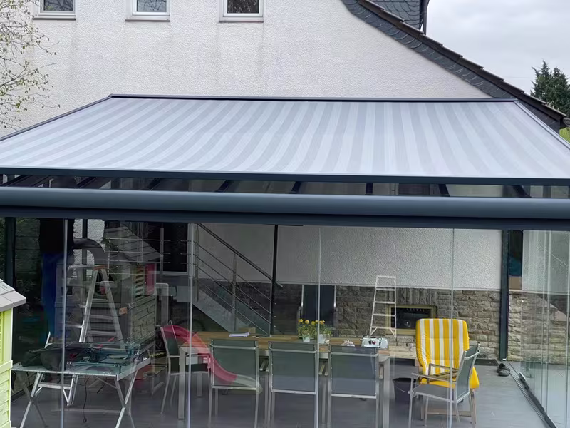 Panorama Terrassenüberdachung mit Terrassendachmarkise, Aufdachmarkise