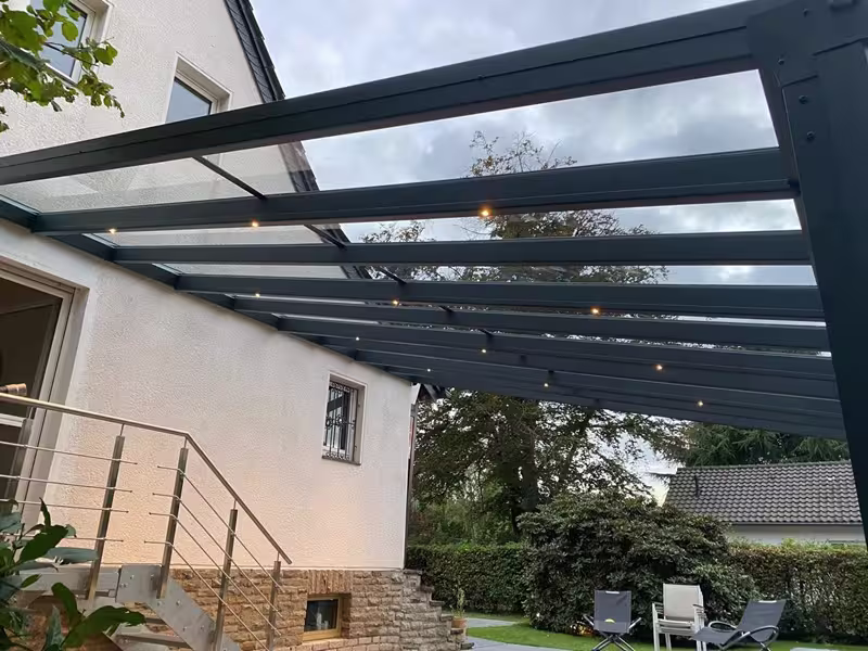Panorama Terrassenüberdachung mit eingebauter Beleuchtung