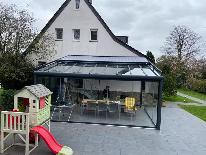 Panorama Terrassenüberdachung mit Terrassendachmarkise, Aufdachmarkise eingerollt